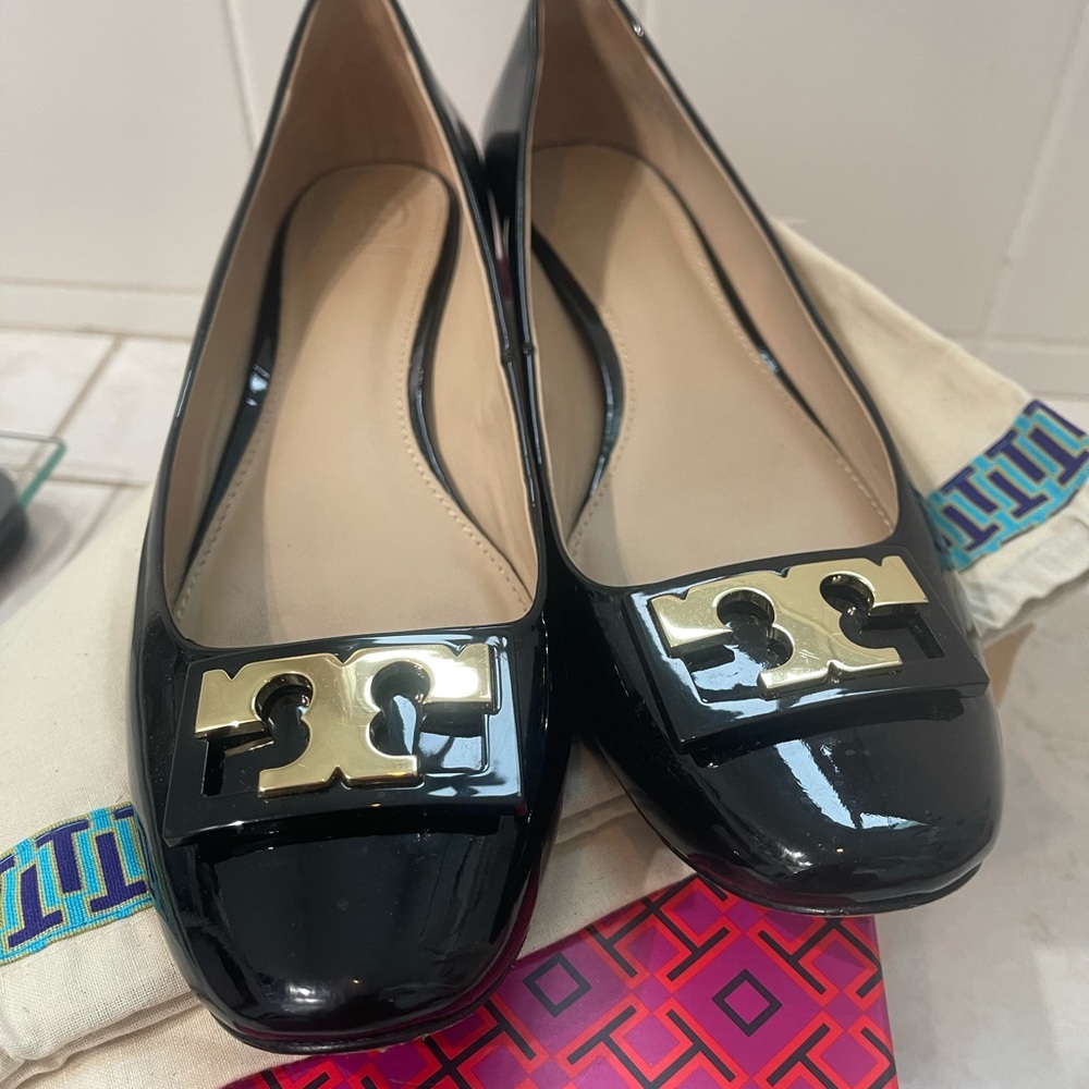 GIGI PUMP- TORY BURCH. Soft Leather 1 INCH flat heel.